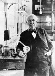 Thomas Alva Edison, mit einer Glühlampe in der Hand